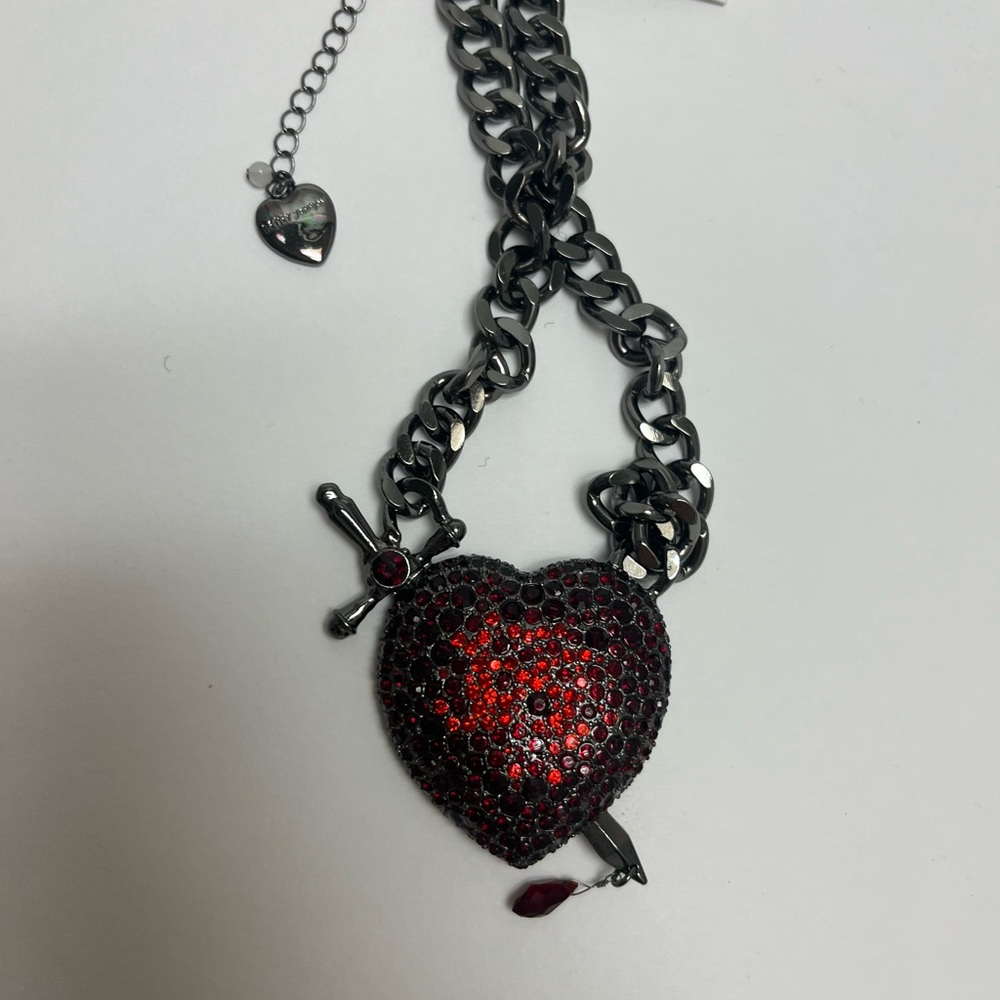 NWT ⚜️❤️⚜️ Betsey Johnson Heart Dagger Pendant Necklace - Picture 8 of 12